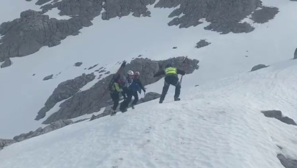 Un joven sufre politraumatismos al caer rodando 25 metros en una zona rocosa del Monte Aralar (Navarra)