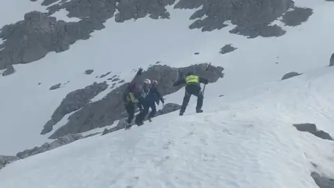 Un joven sufre politraumatismos al caer rodando 25 metros en una zona rocosa del Monte Aralar (Navarra) Un joven sufre politraumatismos al caer rodando 25 metros en una zona rocosa del Monte Aralar (Navarra)