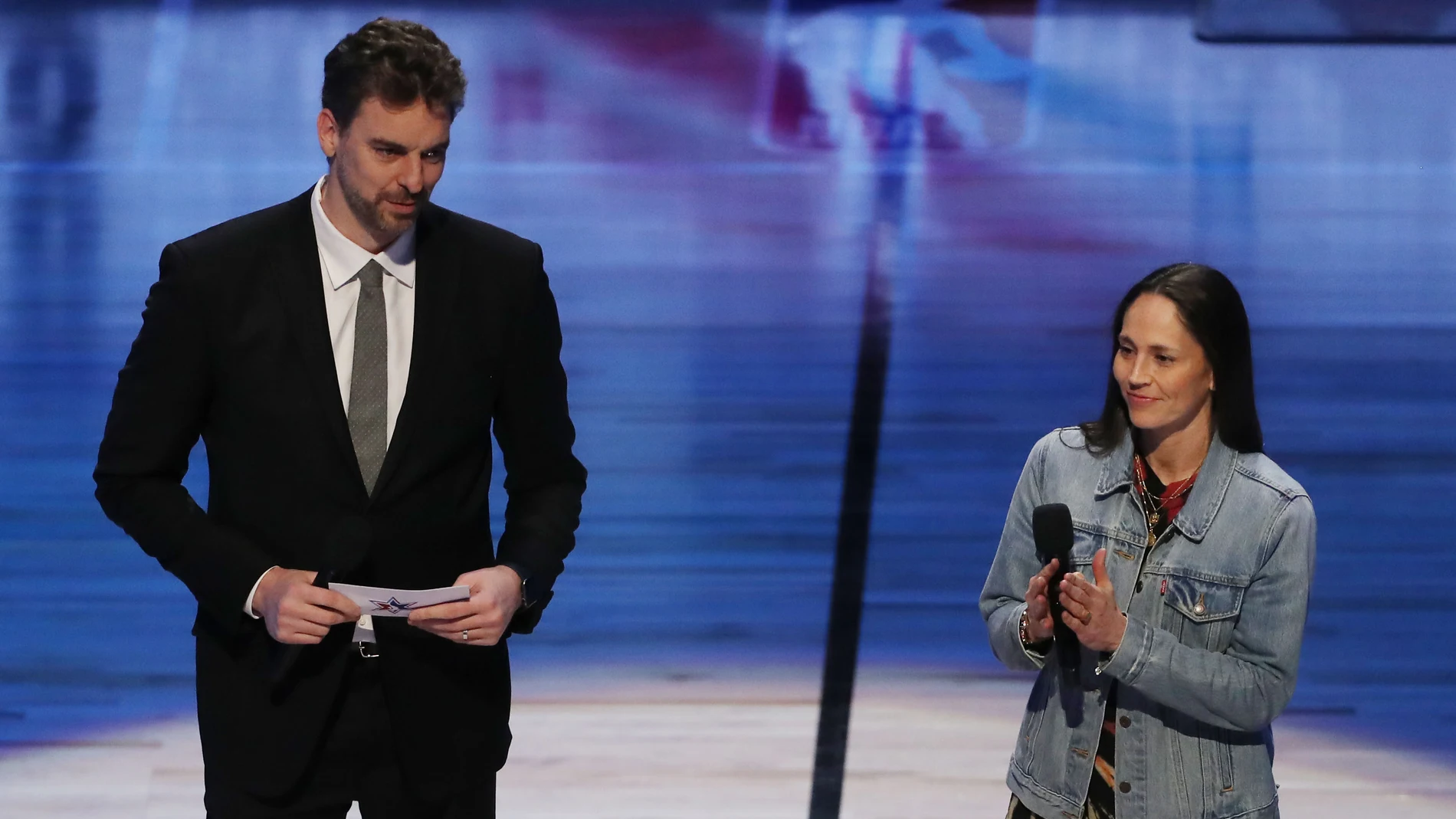 Pau Gasol rinde homenaje a Kobe Bryant en la presentación del All Star Pau Gasol rinde homenaje a Kobe Bryant en la presentación del All Star