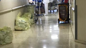 Bolsas de ropa sucia en el Hospital Virgen Macarena