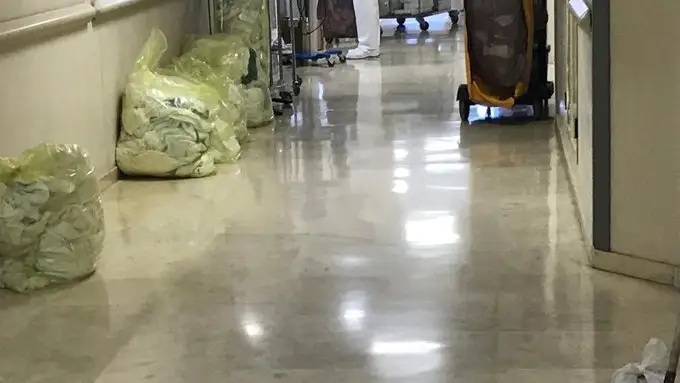 Bolsas de ropa sucia en el Hospital Virgen Macarena