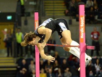 El sueco Duplantis vuelve a batir el récord del mundo de salto con pértiga