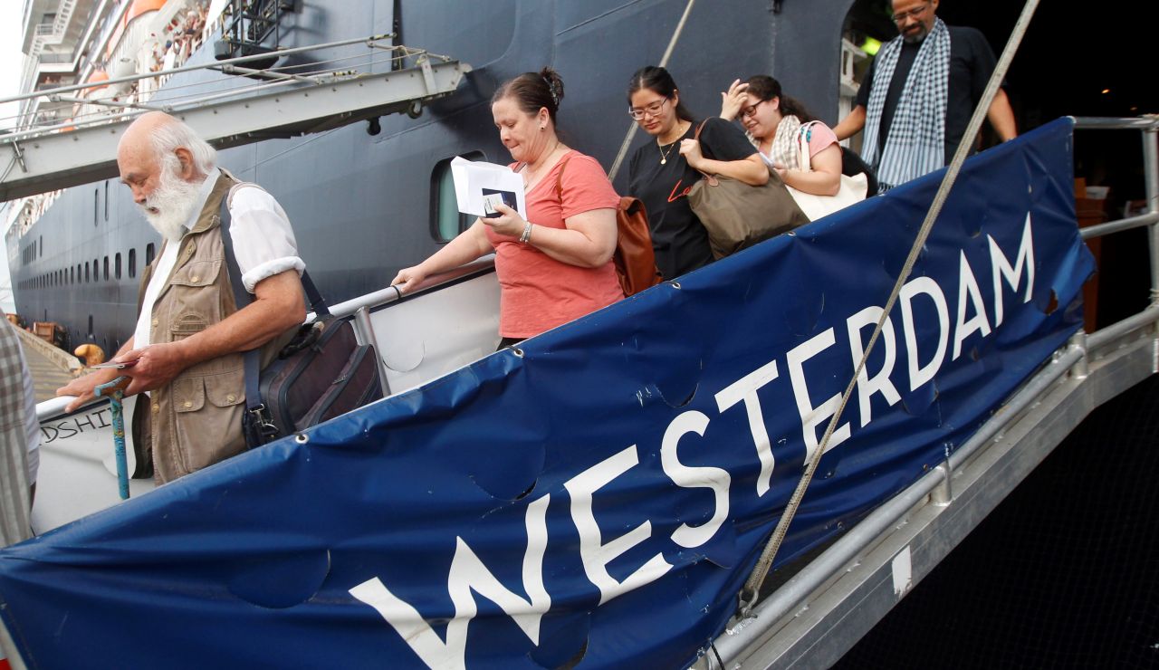 Algunos pasajeros descienden por la pasarela del crucero MS Westerdam