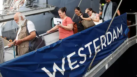 Algunos pasajeros descienden por la pasarela del crucero MS Westerdam Algunos pasajeros descienden por la pasarela del crucero MS Westerdam