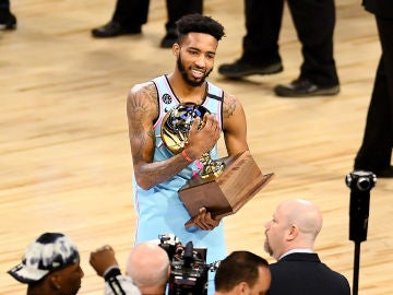 Derrick Jones gana el concurso de triples