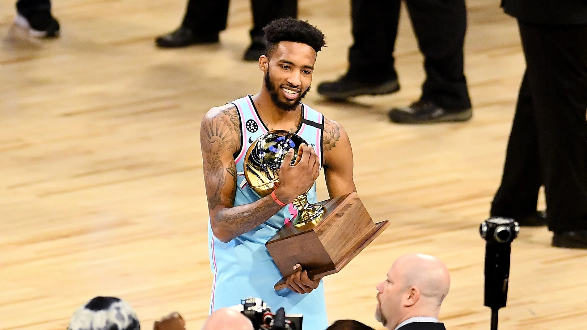 Derrick Jones gana el concurso de triples Derrick Jones gana el concurso de triples
