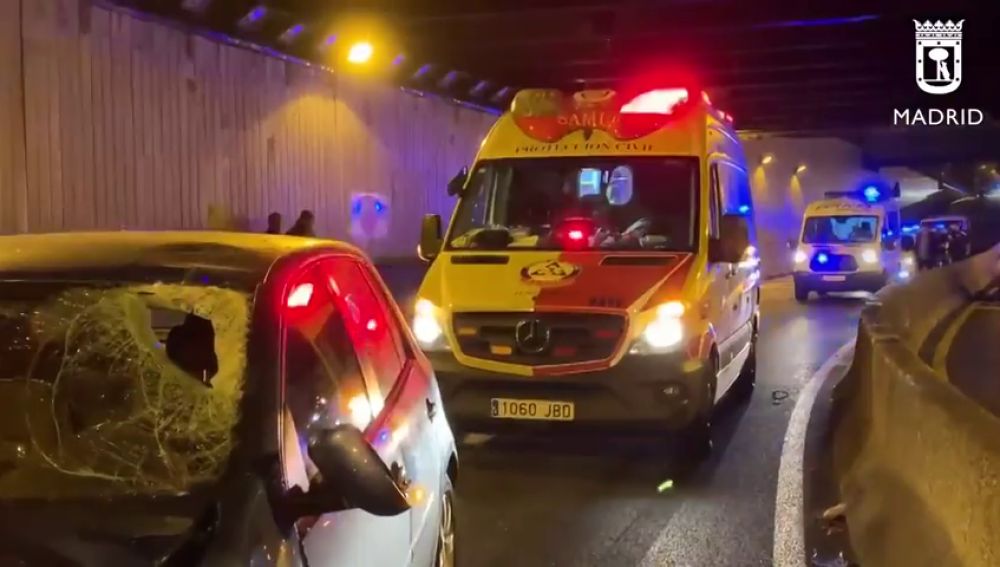 Un motorista fallece tras chocar contra la pared de un túnel en Madrid y colisionar con un coche del carril contrario 