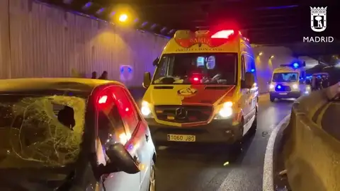 Un motorista fallece tras chocar contra la pared de un túnel en Madrid y colisionar con un coche del carril contrario Un motorista fallece tras chocar contra la pared de un túnel en Madrid y colisionar con un coche del carril contrario