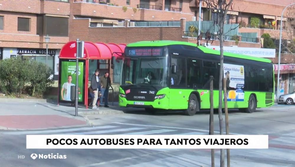 Varios vecinos de Madrid denuncian los pocos autobuses que llegan en la parada 551