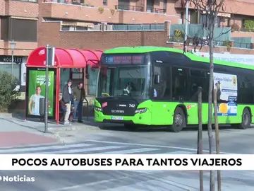 Varios vecinos de Madrid denuncian los pocos autobuses que llegan en la parada 551 Varios vecinos de Madrid denuncian los pocos autobuses que llegan en la parada 551