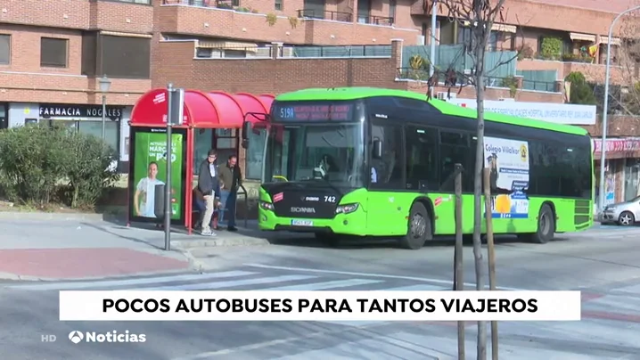 Varios vecinos de Madrid denuncian los pocos autobuses que llegan en la parada 551