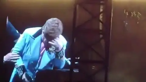 Elton John cancela un concierto tras quedarse sin voz en directo. Elton John cancela un concierto tras quedarse sin voz en directo.
