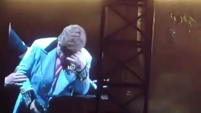 Elton John cancela un concierto tras quedarse sin voz en directo. Elton John cancela un concierto tras quedarse sin voz en directo.