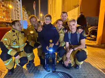 El niño junto a los bomberos de Palma El niño junto a los bomberos de Palma