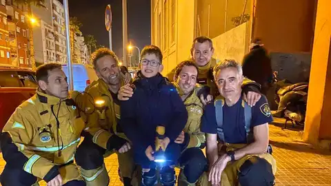 El niño junto a los bomberos de Palma El niño junto a los bomberos de Palma