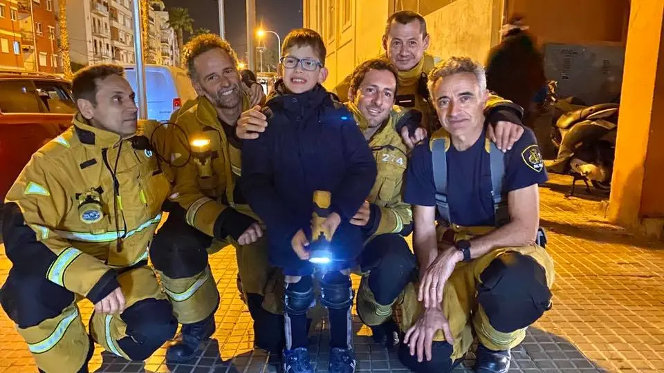El ni&ntilde;o junto a los bomberos de Palma 