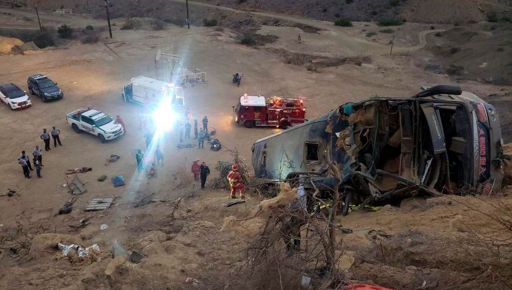 Mueren ocho aficionados del Barcelona de Ecuador al despeñarse por un barranco el autobús en el que viajaban