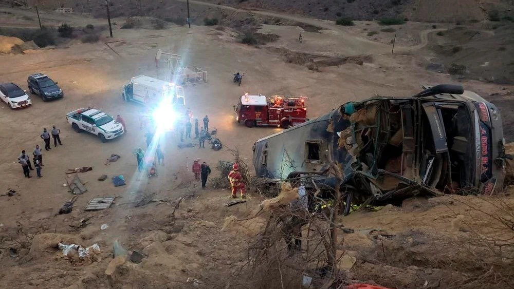 Mueren ocho aficionados del Barcelona de Ecuador al despeñarse por un barranco el autobús en el que viajaban Mueren ocho aficionados del Barcelona de Ecuador al despeñarse por un barranco el autobús en el que viajaban