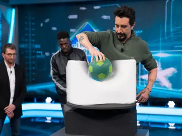 Marron logra dominar a la 'pelota cowboy' ante Iñaki Williams Marron logra dominar a la 'pelota cowboy' ante Iñaki Williams