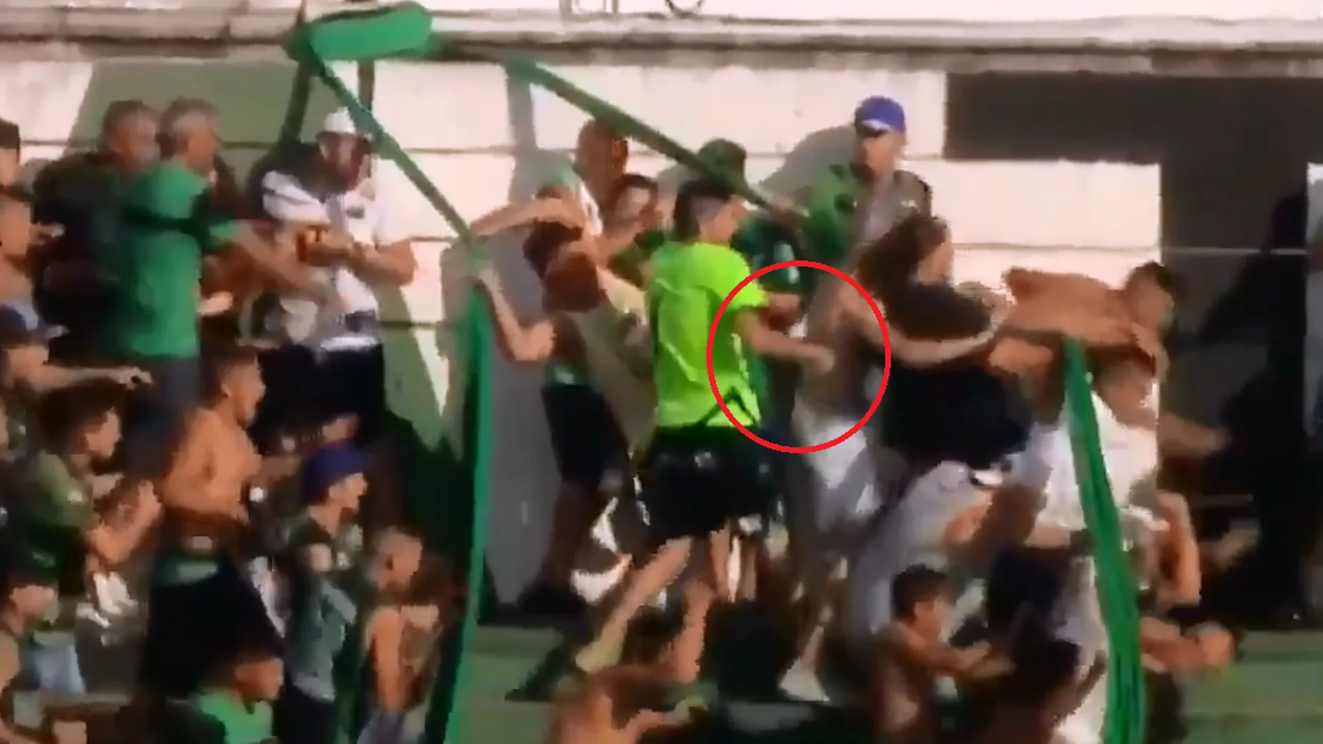 Apuñalamiento durante el partido entre Nueva Chicago y Temperley de la Primera Nacional en Argentina Apuñalamiento durante el partido entre Nueva Chicago y Temperley de la Primera Nacional en Argentina