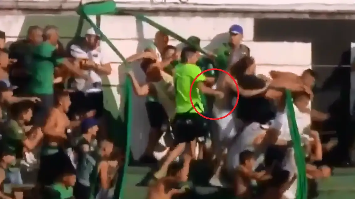 Apuñalamiento durante el partido entre Nueva Chicago y Temperley de la Primera Nacional en Argentina Apuñalamiento durante el partido entre Nueva Chicago y Temperley de la Primera Nacional en Argentina