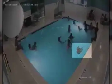 Un bebé de dos años pasa casi tres minutos bajo el agua sin que nadie se diese cuenta Un bebé de dos años pasa casi tres minutos bajo el agua sin que nadie se diese cuenta