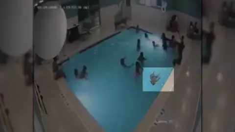 Un bebé de dos años pasa casi tres minutos bajo el agua sin que nadie se diese cuenta Un bebé de dos años pasa casi tres minutos bajo el agua sin que nadie se diese cuenta