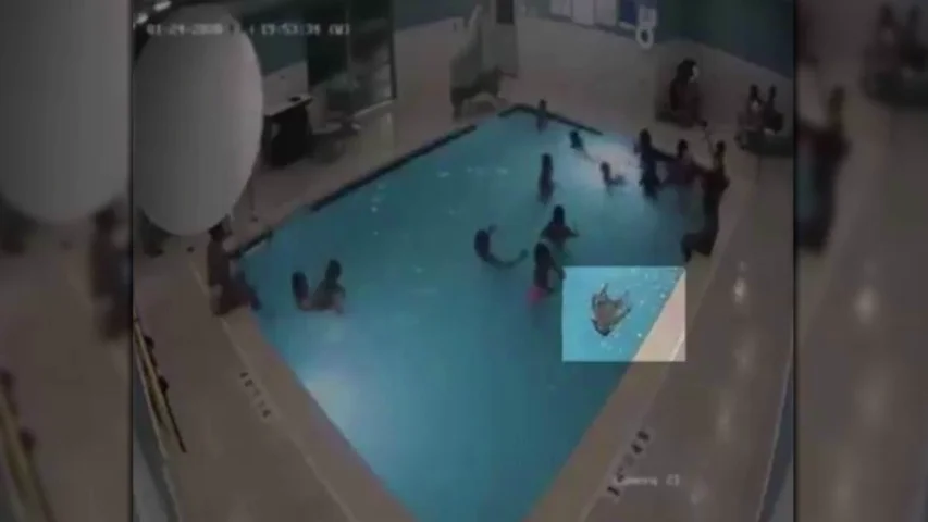 Un beb&eacute; de dos a&ntilde;os pasa casi tres minutos bajo el agua sin que nadie se diese cuenta