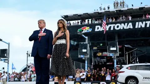 Donald Trump acudió con su esposa, Melania Trump, para dar la salida de las 500 millas de Daytona Donald Trump acudió con su esposa, Melania Trump, para dar la salida de las 500 millas de Daytona