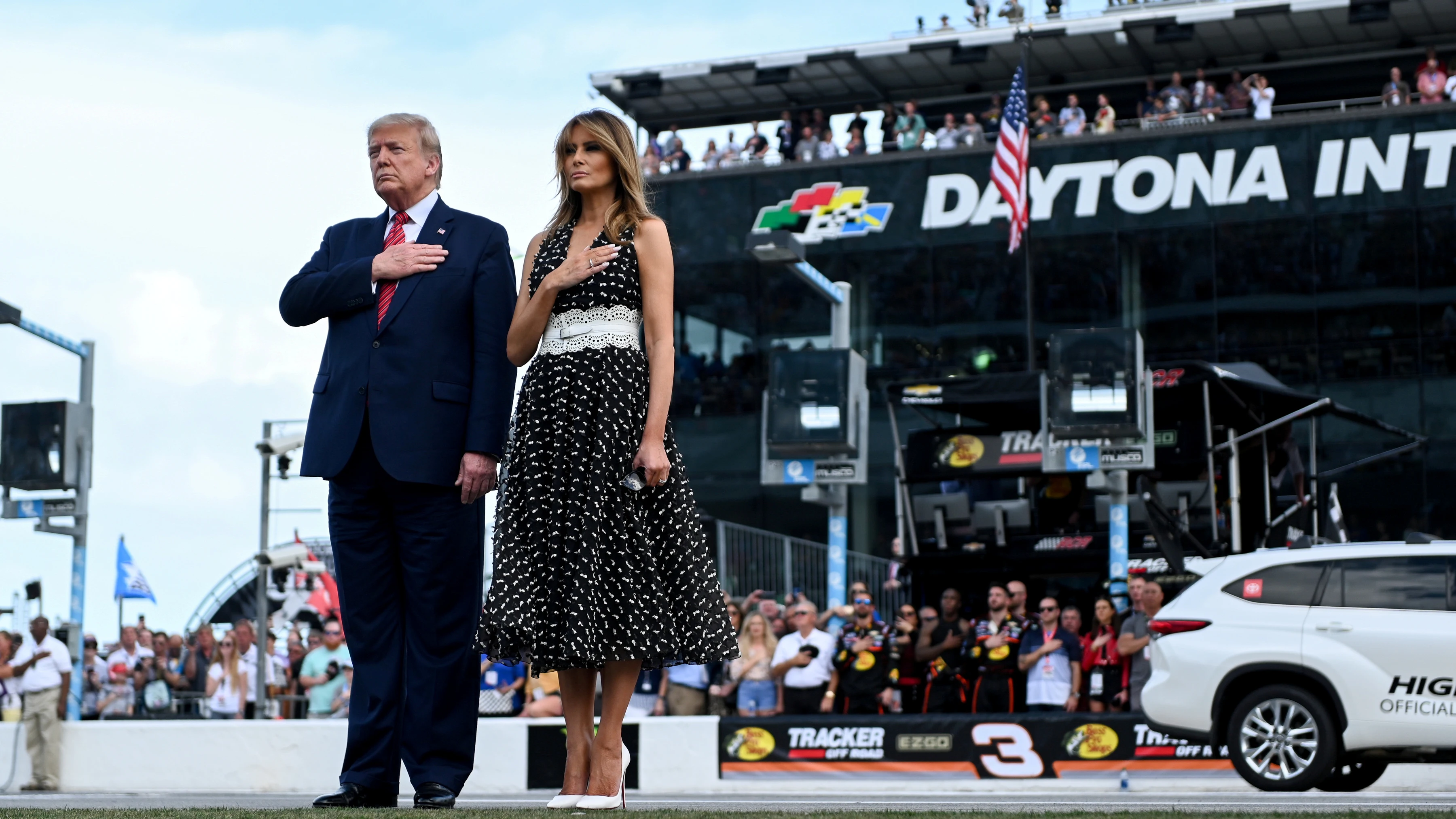 Donald Trump acudi&oacute; con su esposa, Melania Trump, para dar la salida de las 500 millas de Daytona