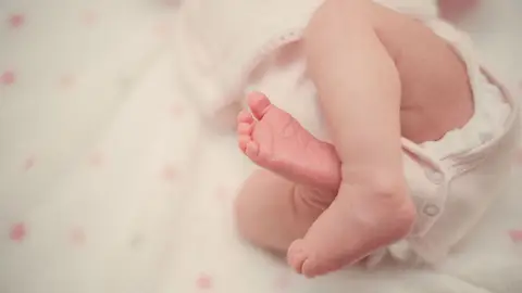 Bebé con pañales Bebé con pañales