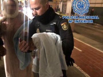 Policía salva a un bebé en Valencia