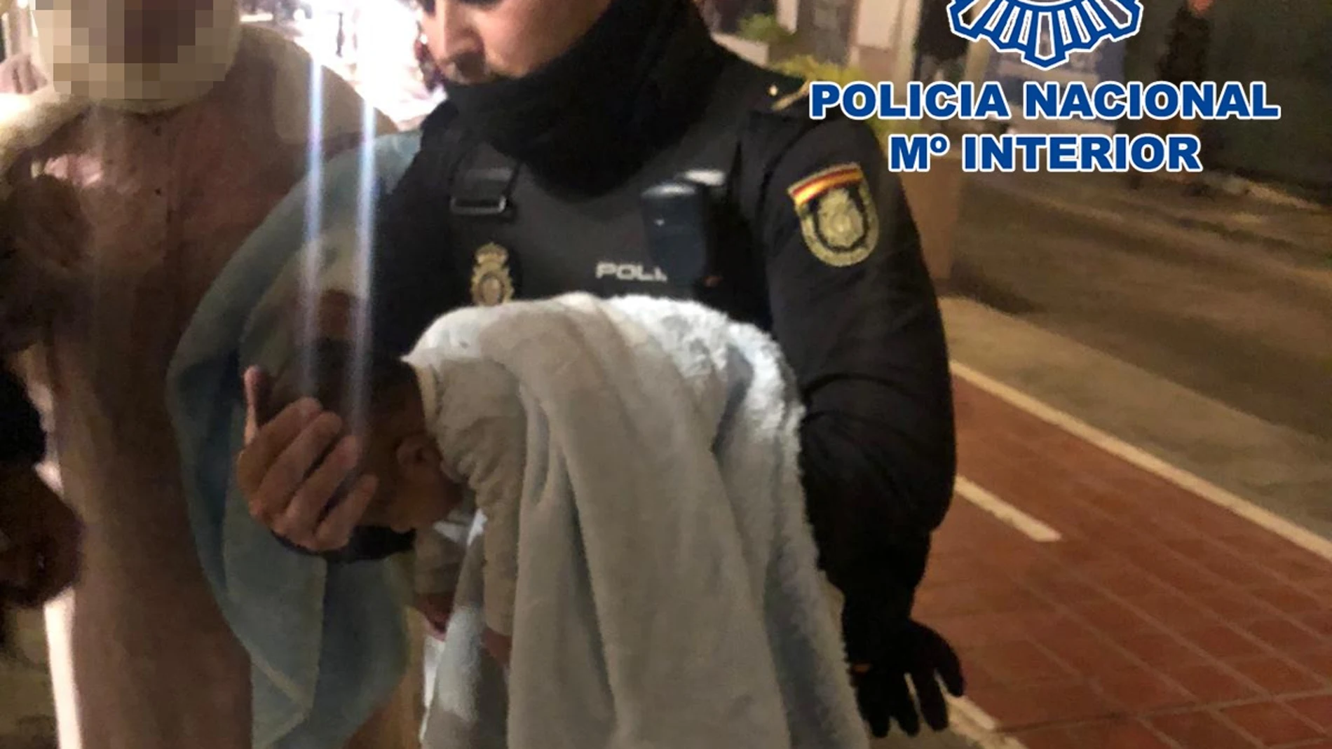 Policía salva a un bebé en Valencia Policía salva a un bebé en Valencia