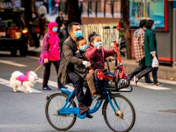 Un hombre con sus hijos en China