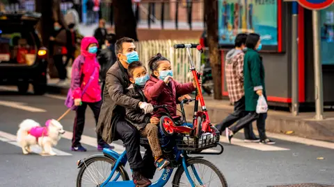 Un hombre con sus hijos en China Un hombre con sus hijos en China