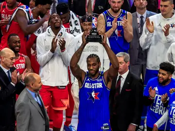 Kawhi Leonard levante el trofeo como MVP del All-Star Kawhi Leonard levante el trofeo como MVP del All-Star