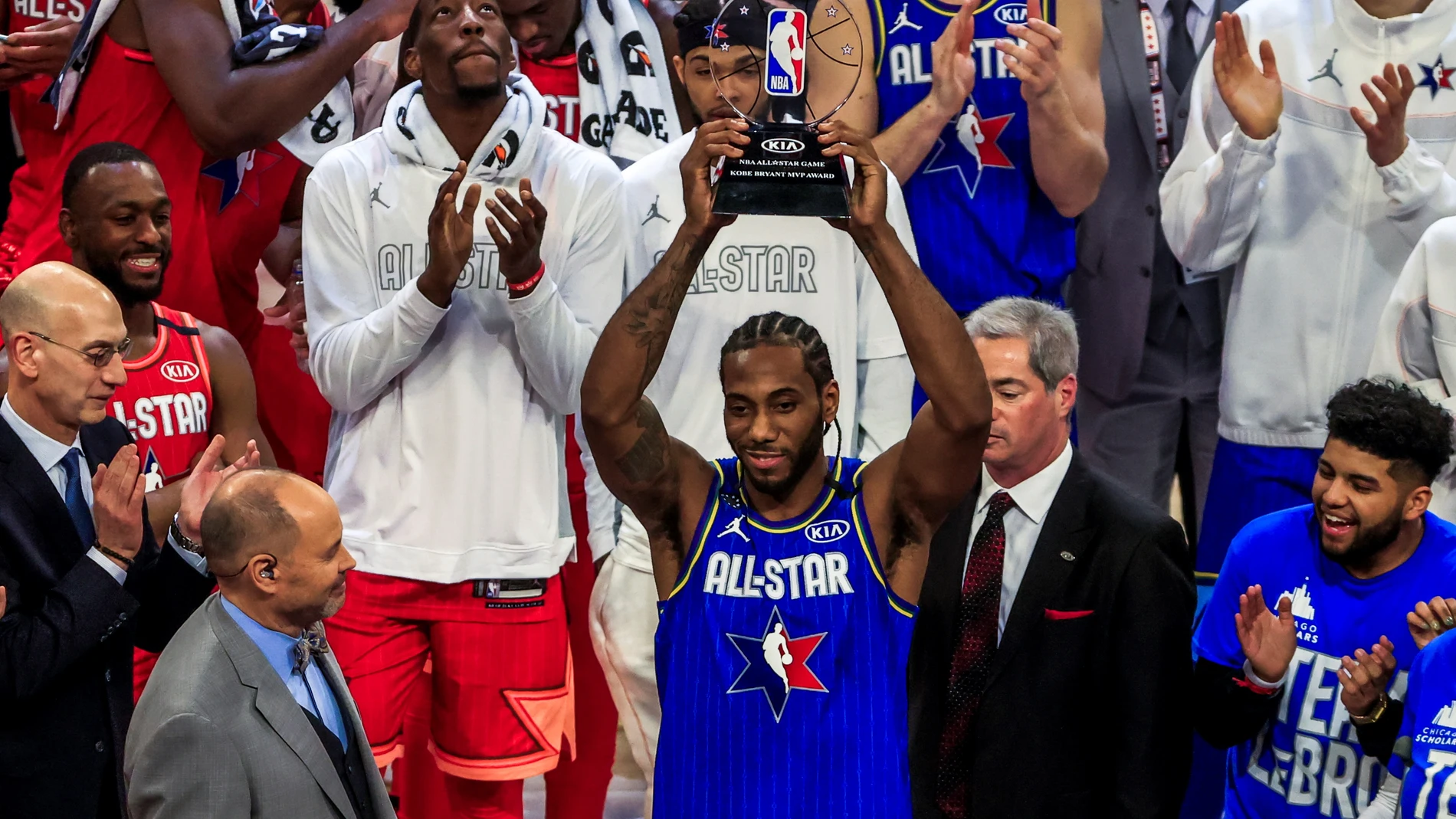 Kawhi Leonard levante el trofeo como MVP del All-Star Kawhi Leonard levante el trofeo como MVP del All-Star