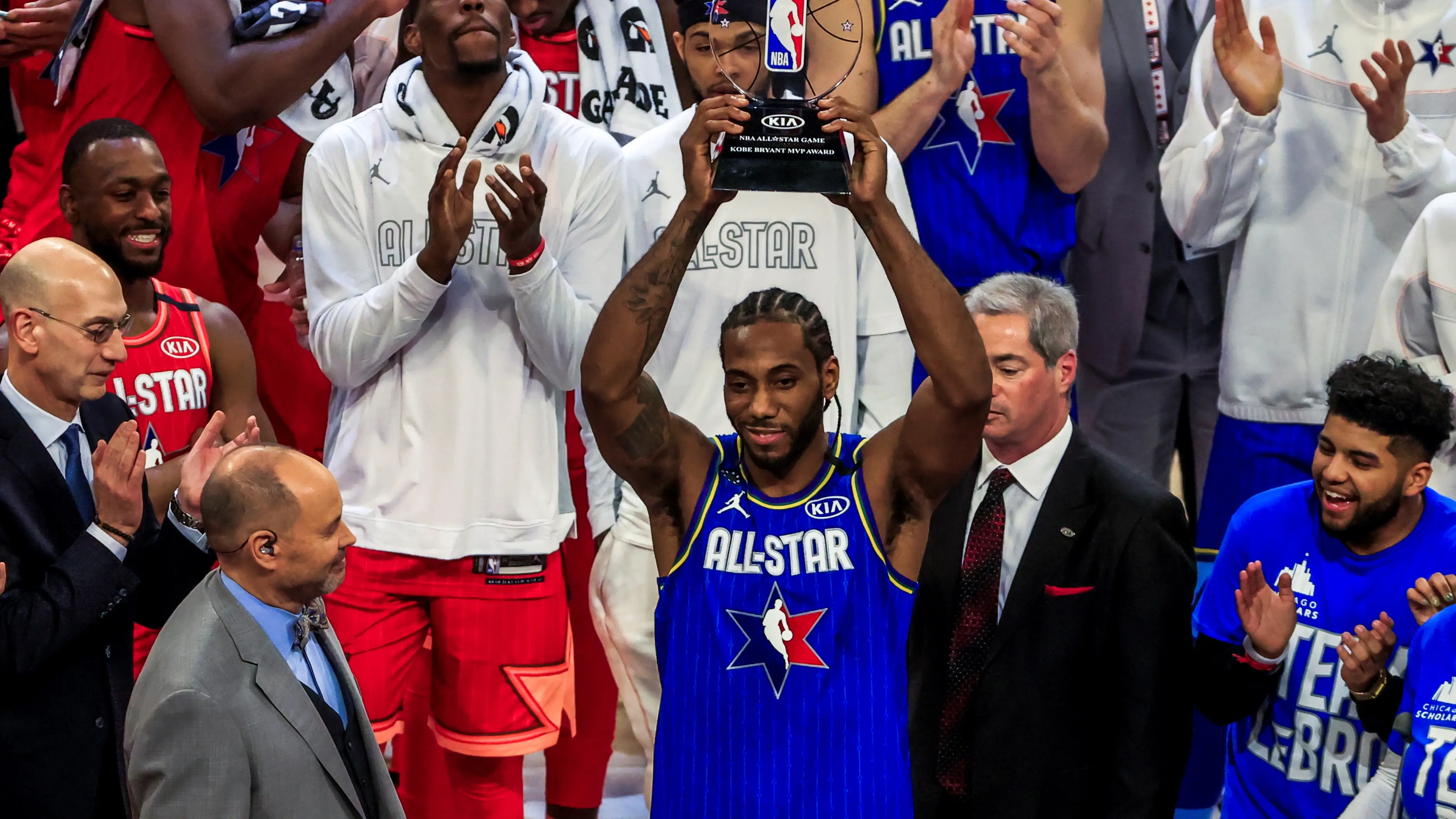 Kawhi Leonard levante el trofeo como MVP del All-Star Kawhi Leonard levante el trofeo como MVP del All-Star