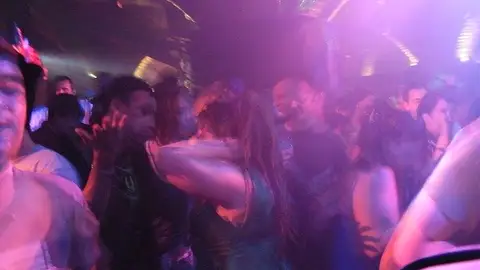 Dos jóvenes en una discoteca Dos jóvenes en una discoteca