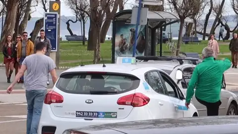 Secuencia de la pelea entre un taxista y un aficionado del Racing Secuencia de la pelea entre un taxista y un aficionado del Racing