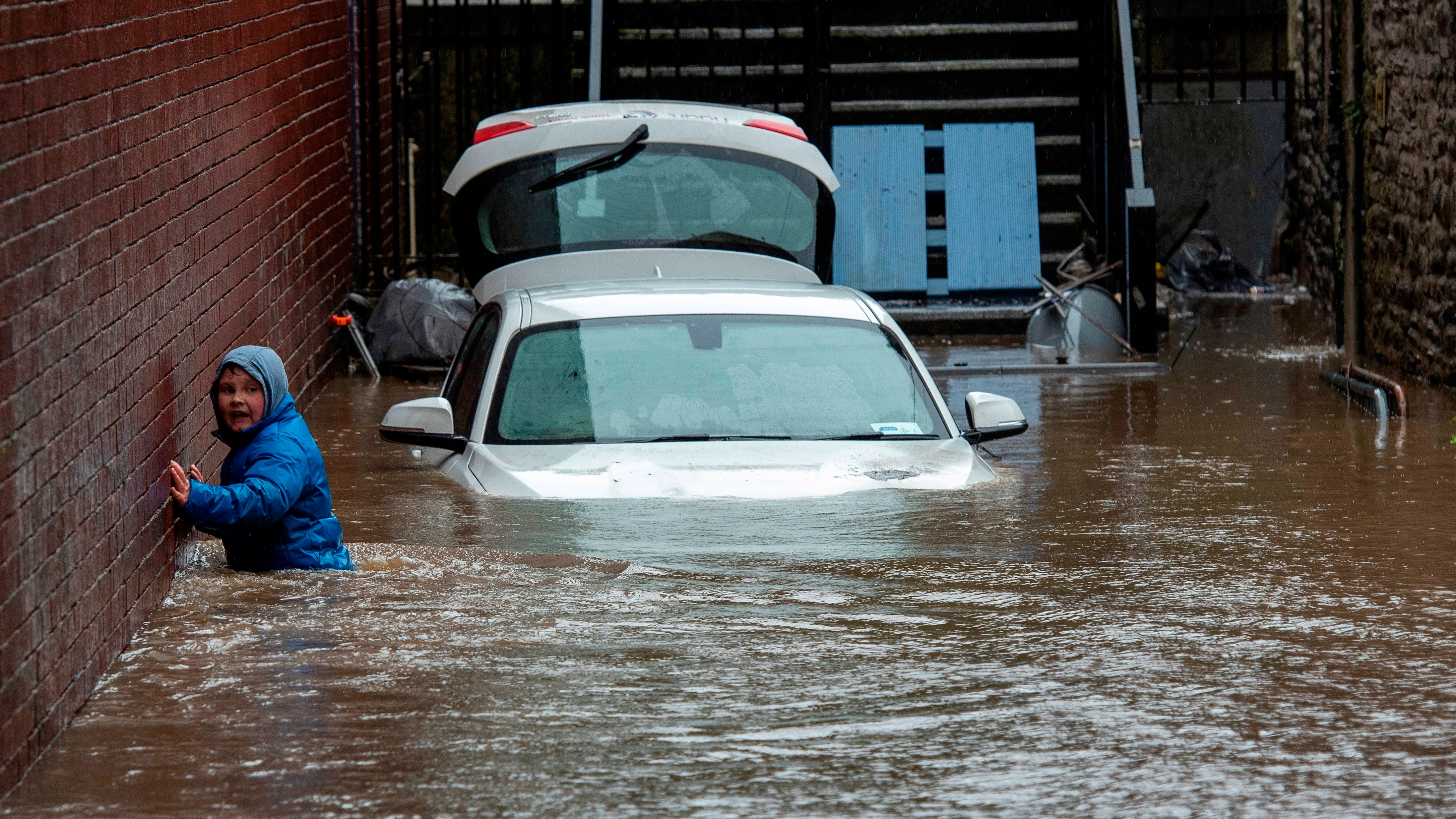 Un chico tras el paso de la tormenta Dennis
