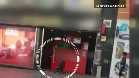 Deja a su hija, dentro del carrito, a la puerta de un salón de juego y entra a jugar Deja a su hija, dentro del carrito, a la puerta de un salón de juego y entra a jugar