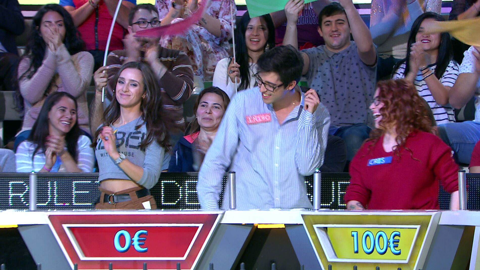 Los concursantes de &lsquo;La ruleta de la suerte&rsquo; bailan al ritmo de &lsquo;C&uacute;brele de besos&rsquo;