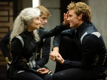 Lynn Cohen y Sam Claflin en 'Los juegos del hambre: En llamas' Lynn Cohen y Sam Claflin en 'Los juegos del hambre: En llamas'