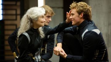 Lynn Cohen y Sam Claflin en 'Los juegos del hambre: En llamas'