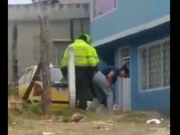 Graban a dos policías propinando una brutal paliza a un perro