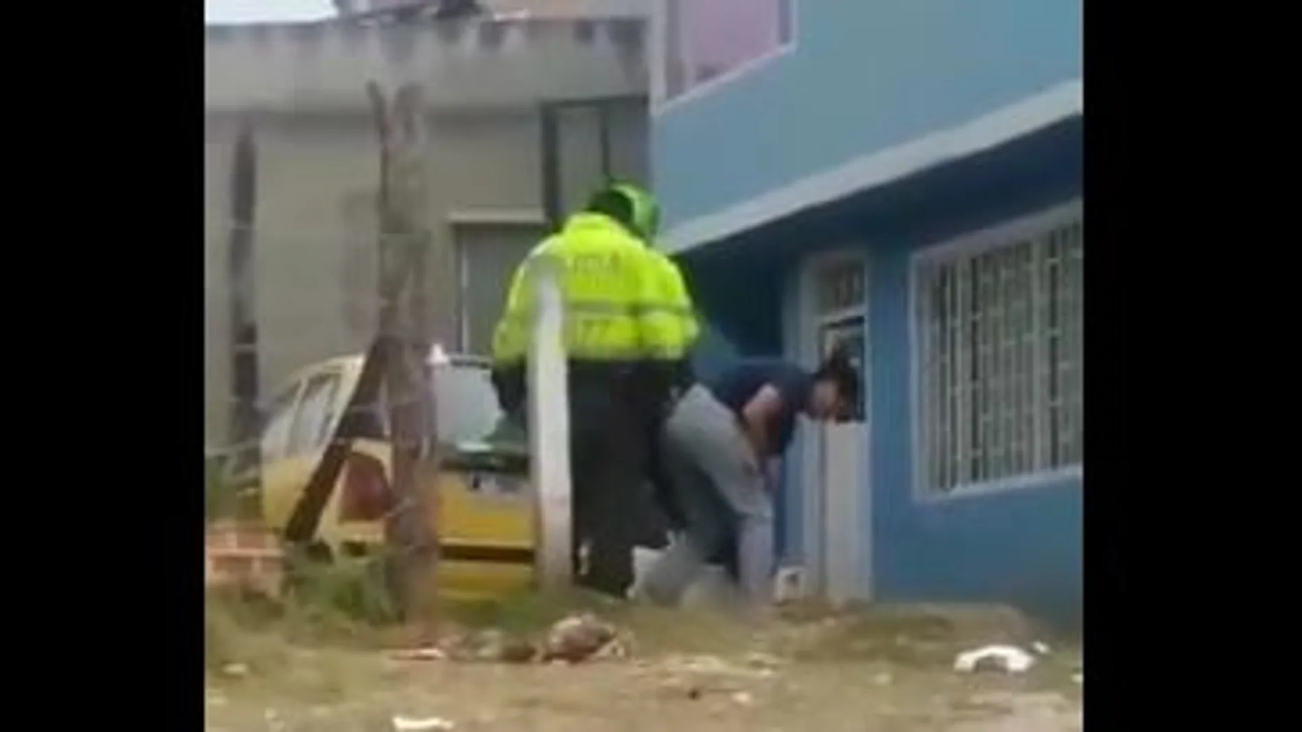 Graban a dos policías propinando una brutal paliza a un perro Graban a dos policías propinando una brutal paliza a un perro