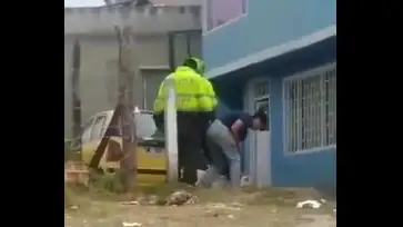 Graban a dos policías propinando una brutal paliza a un perro Graban a dos policías propinando una brutal paliza a un perro