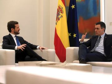 Pedro Sánchez y Pablo Casado se reúnen en Moncloa