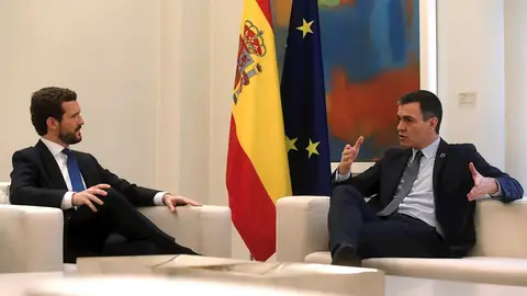 Pedro Sánchez y Pablo Casado se reúnen en Moncloa Pedro Sánchez y Pablo Casado se reúnen en Moncloa
